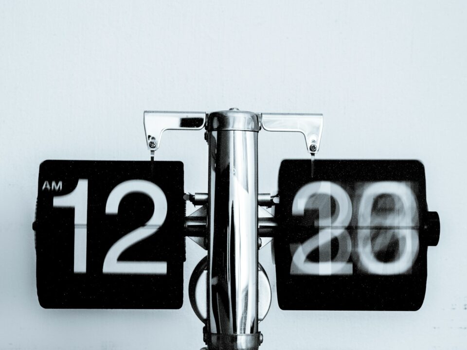 analog clock at 12 am